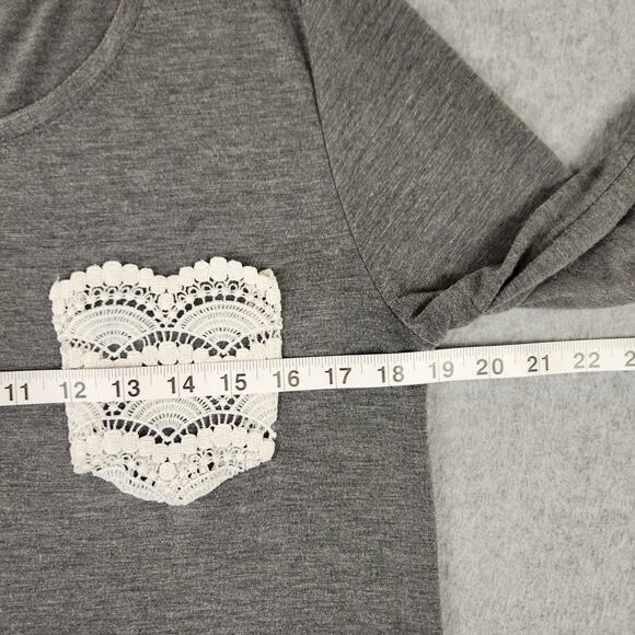 🌼SO Top Womens Size Medium Long Sleeve Gray Tee Lace Pocket - Picture 10 of 12